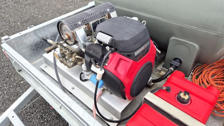 Hot water blaster, single unit for hire in Hamilton